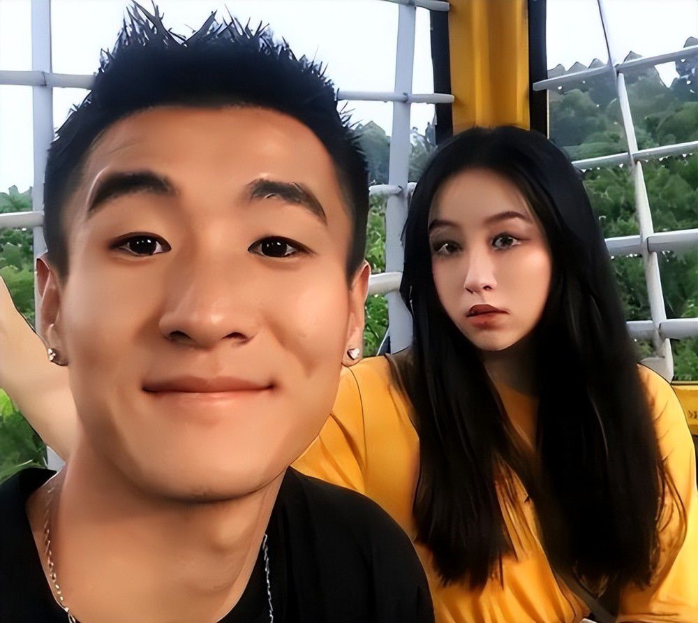 好莱坞闻名的男明星约翰尼（斯蒂芬·多尔夫 Stephen Dorff 饰）是一个整天与酒色作伴的游荡子，他住在酒店里过开花天酒地的糊口。俄然有一天，素未碰面的女儿克里奥（艾丽·范宁 Elle Fanning 饰）闯进了他的糊口，因为克里奥的妈妈将外出处事，约翰尼不能不临时饰演回父亲的脚色，乃至要带着女儿往加入意年夜利片子节。在与女儿的短暂相处中他们垂垂成立起了豪情，一切都在奥妙的转变中，在女儿回家后，约翰尼起头从头审阅起本身的糊